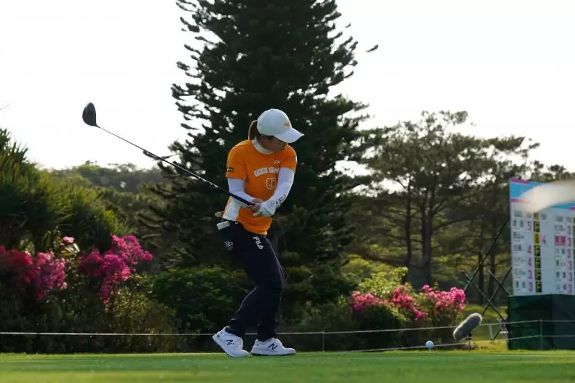 西郷真央のドライバースイング（斜め前方）連続写真【2022年ダイキンオーキッドレディスゴルフトーナメント】