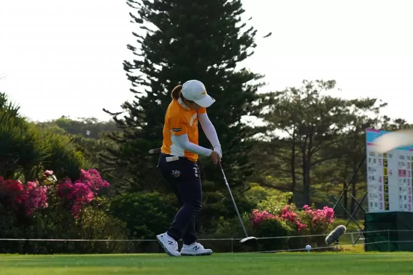 西郷真央のドライバースイング（斜め前方）連続写真【2022年ダイキンオーキッドレディスゴルフトーナメント】