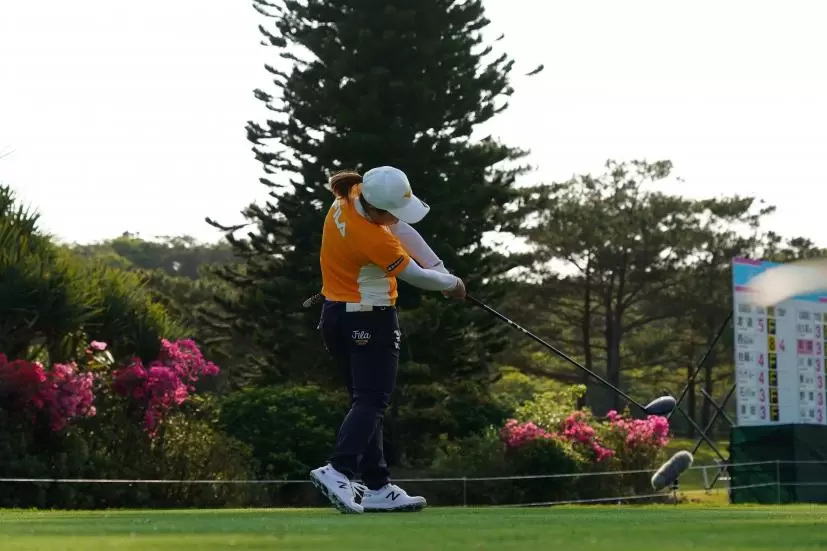 西郷真央のドライバースイング（斜め前方）連続写真【2022年ダイキンオーキッドレディスゴルフトーナメント】