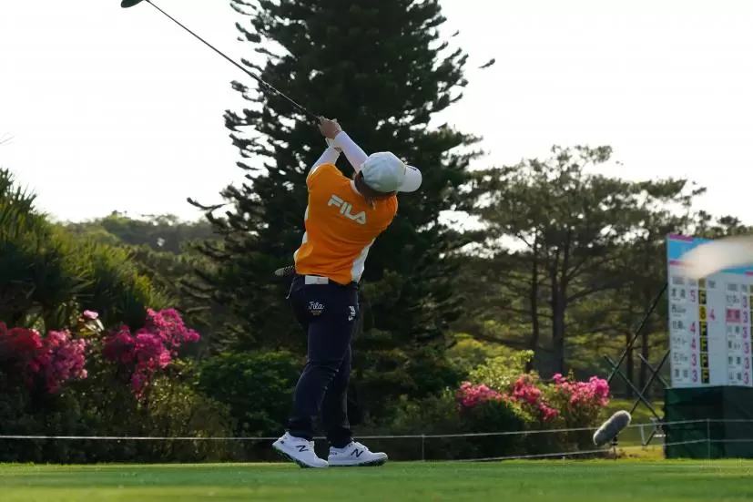 西郷真央のドライバースイング（斜め前方）連続写真【2022年ダイキンオーキッドレディスゴルフトーナメント】