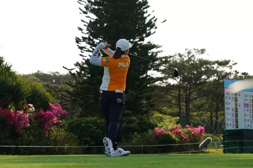 西郷真央のドライバースイング（斜め前方）連続写真【2022年ダイキンオーキッドレディスゴルフトーナメント】