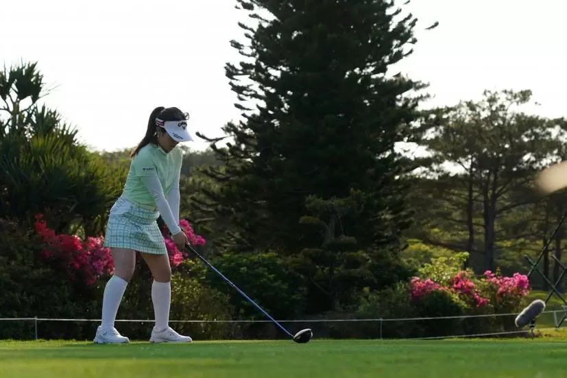 西村優菜のドライバースイング（斜め前方）連続写真【2022年ダイキンオーキッドレディスゴルフトーナメト】