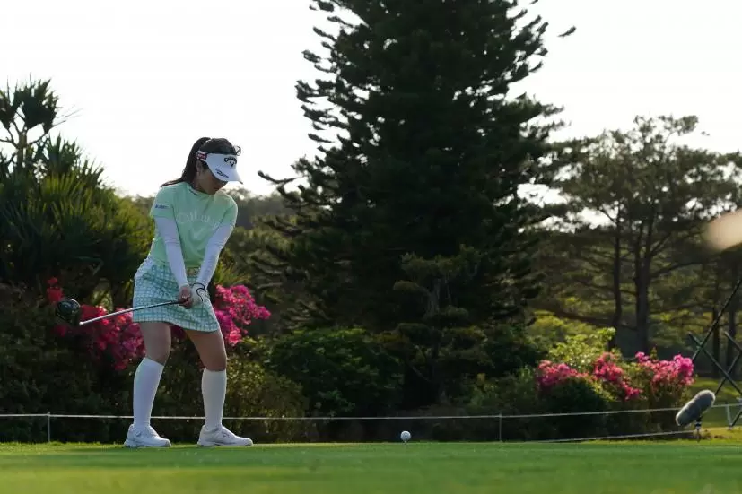 西村優菜のドライバースイング（斜め前方）連続写真【2022年ダイキンオーキッドレディスゴルフトーナメト】