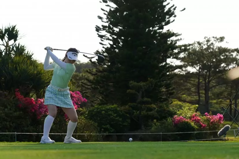 西村優菜のドライバースイング（斜め前方）連続写真【2022年ダイキンオーキッドレディスゴルフトーナメト】