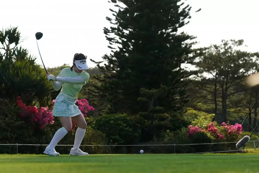 西村優菜のドライバースイング（斜め前方）連続写真【2022年ダイキンオーキッドレディスゴルフトーナメト】