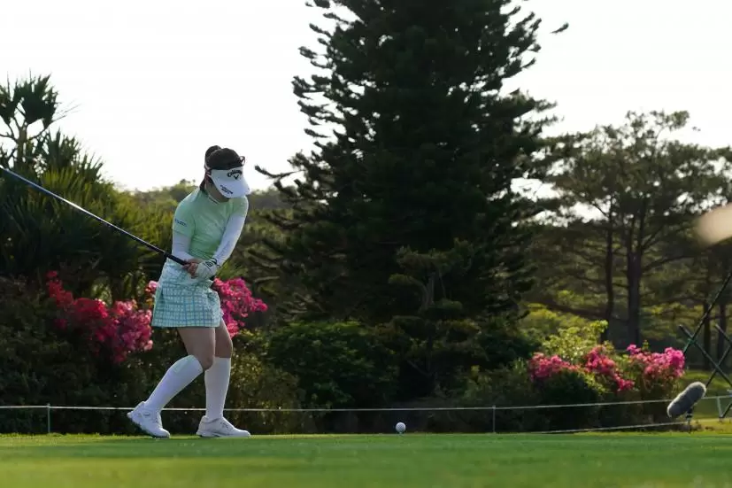 西村優菜のドライバースイング（斜め前方）連続写真【2022年ダイキンオーキッドレディスゴルフトーナメト】