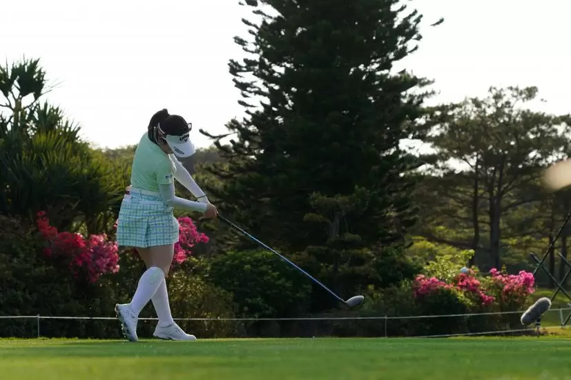 西村優菜のドライバースイング（斜め前方）連続写真【2022年ダイキンオーキッドレディスゴルフトーナメト】