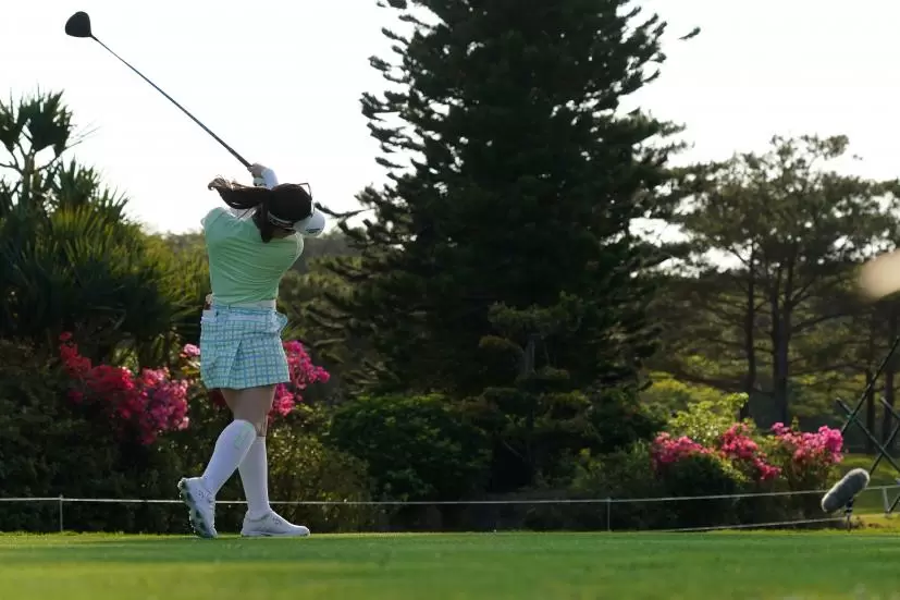 西村優菜のドライバースイング（斜め前方）連続写真【2022年ダイキンオーキッドレディスゴルフトーナメト】