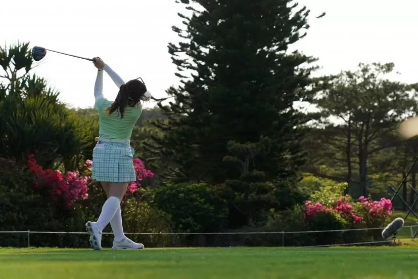 西村優菜のドライバースイング（斜め前方）連続写真【2022年ダイキンオーキッドレディスゴルフトーナメト】