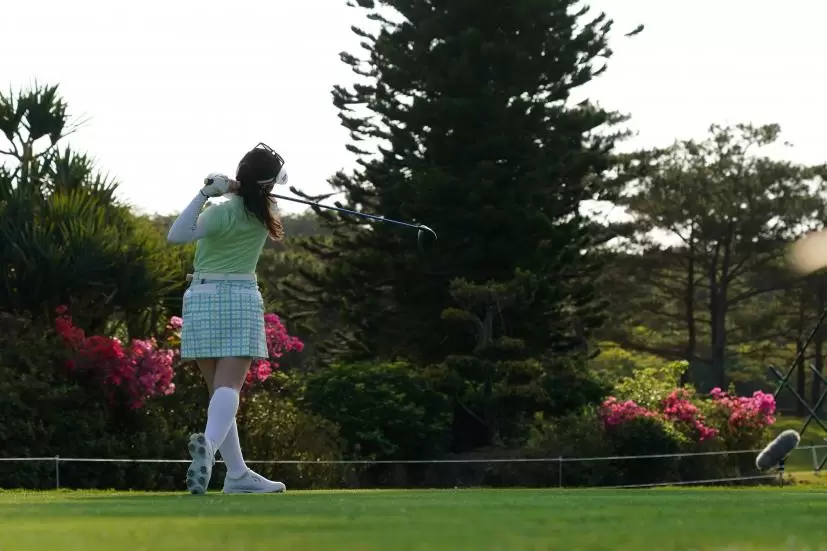 西村優菜のドライバースイング（斜め前方）連続写真【2022年ダイキンオーキッドレディスゴルフトーナメト】