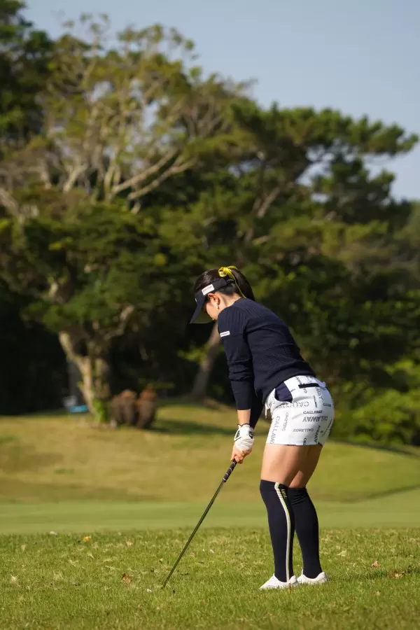 河本結のアイアンスイング（ラフ）連続写真【2022年ダイキンオーキッドレディスゴルフトーナメント】