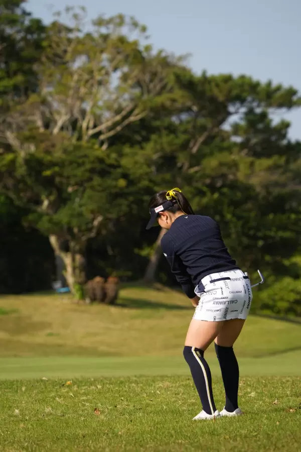 河本結のアイアンスイング（ラフ）連続写真【2022年ダイキンオーキッドレディスゴルフトーナメント】