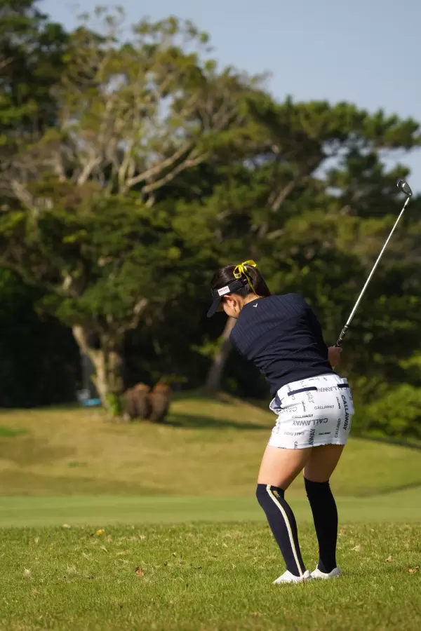 河本結のアイアンスイング（ラフ）連続写真【2022年ダイキンオーキッドレディスゴルフトーナメント】