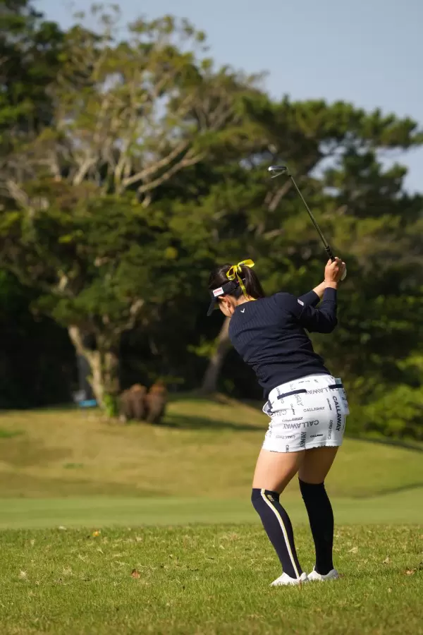 河本結のアイアンスイング（ラフ）連続写真【2022年ダイキンオーキッドレディスゴルフトーナメント】