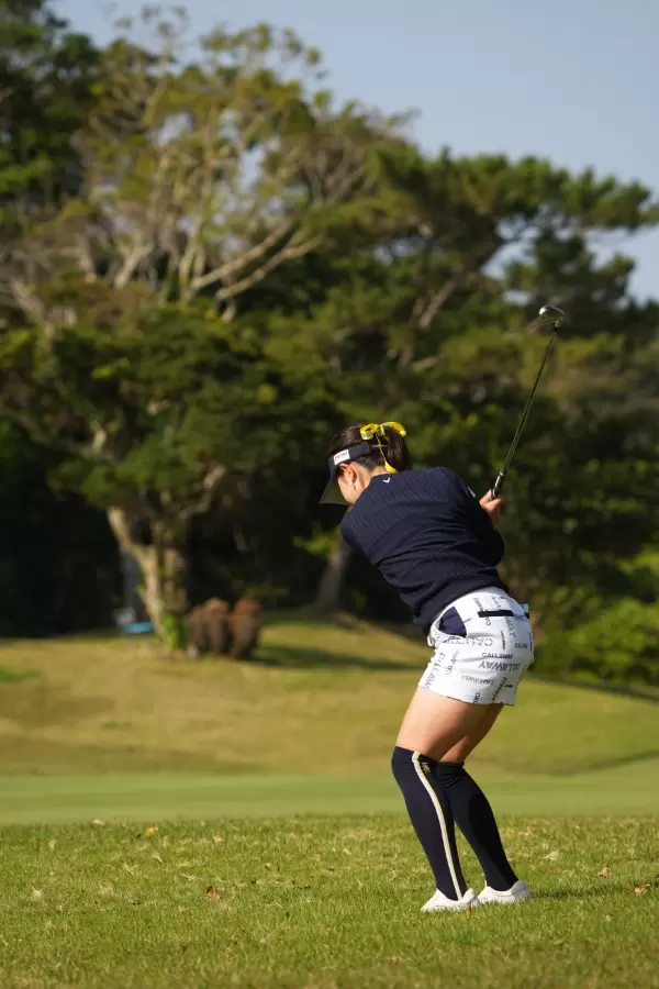 河本結のアイアンスイング（ラフ）連続写真【2022年ダイキンオーキッドレディスゴルフトーナメント】