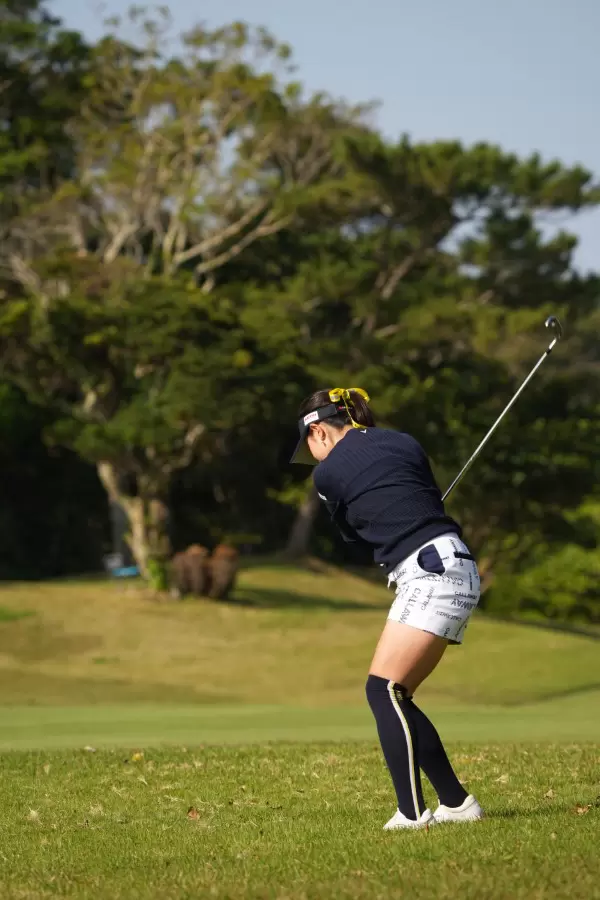 河本結のアイアンスイング（ラフ）連続写真【2022年ダイキンオーキッドレディスゴルフトーナメント】