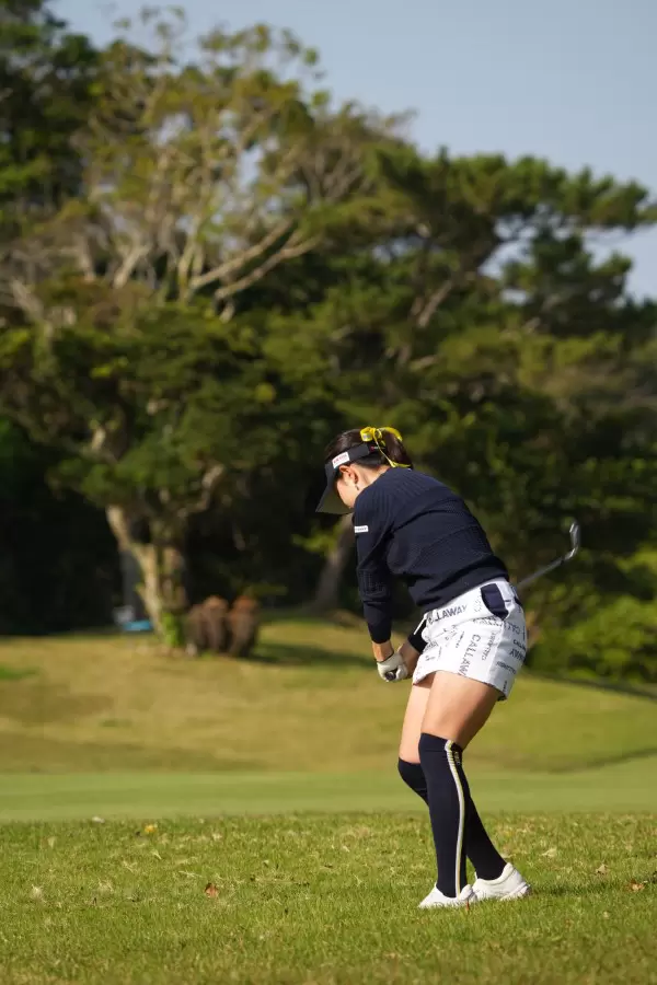 河本結のアイアンスイング（ラフ）連続写真【2022年ダイキンオーキッドレディスゴルフトーナメント】