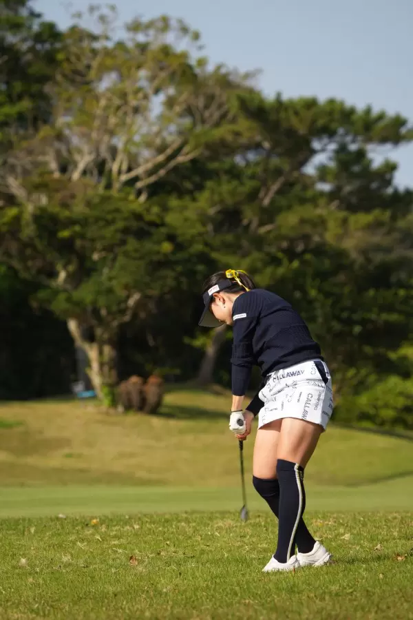 河本結のアイアンスイング（ラフ）連続写真【2022年ダイキンオーキッドレディスゴルフトーナメント】