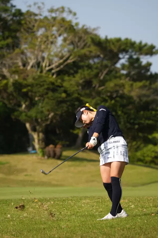 河本結のアイアンスイング（ラフ）連続写真【2022年ダイキンオーキッドレディスゴルフトーナメント】