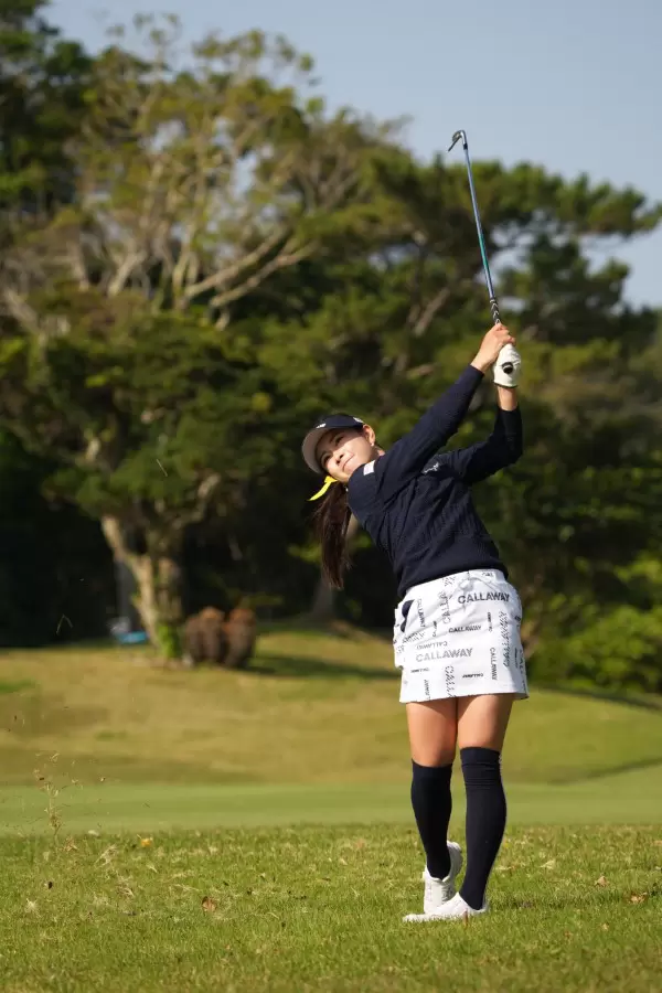 河本結のアイアンスイング（ラフ）連続写真【2022年ダイキンオーキッドレディスゴルフトーナメント】