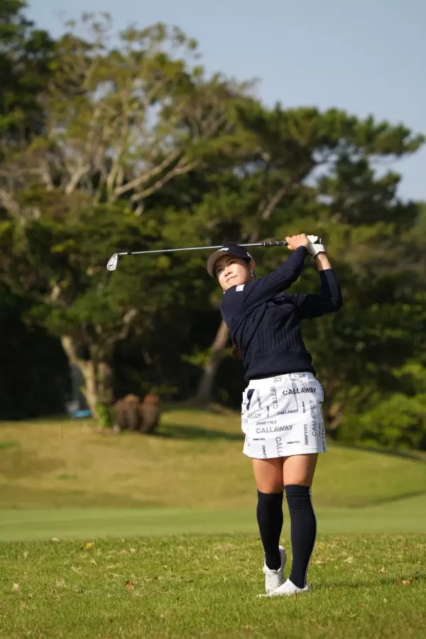 河本結のアイアンスイング（ラフ）連続写真【2022年ダイキンオーキッドレディスゴルフトーナメント】