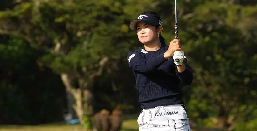 河本結のアイアンスイング（ラフ）連続写真【2022年ダイキンオーキッドレディスゴルフトーナメント】