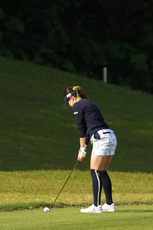 河本結のアイアンスイング（斜め前方）連続写真【2022年ダイキンオーキッドレディスゴルフトーナメント】