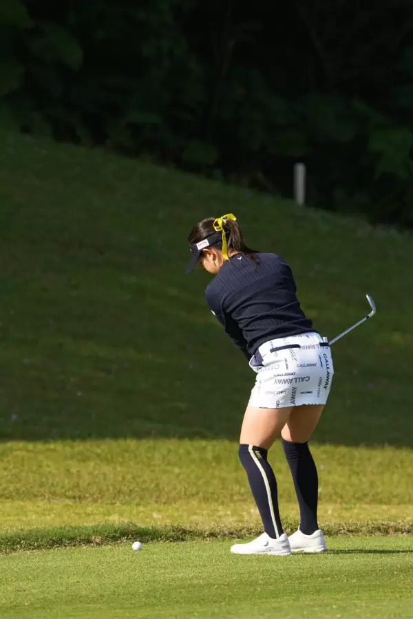 河本結のアイアンスイング（斜め前方）連続写真【2022年ダイキンオーキッドレディスゴルフトーナメント】