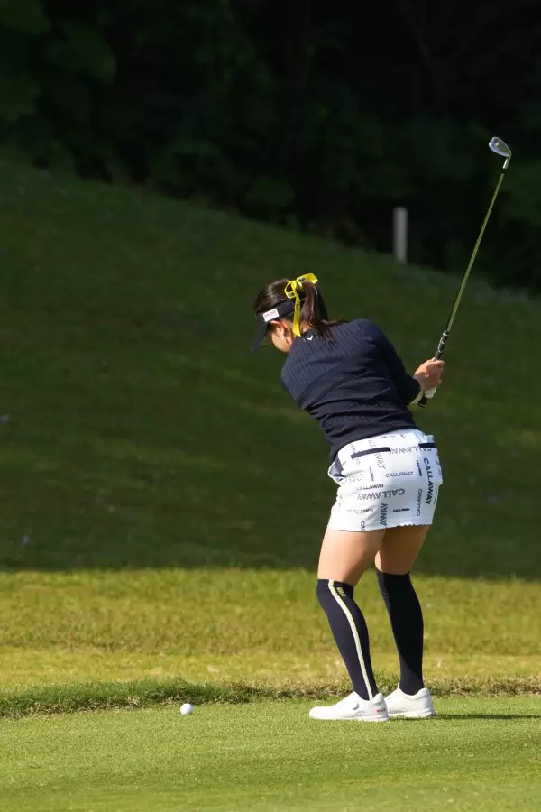 河本結のアイアンスイング（斜め前方）連続写真【2022年ダイキンオーキッドレディスゴルフトーナメント】