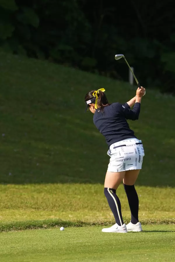 河本結のアイアンスイング（斜め前方）連続写真【2022年ダイキンオーキッドレディスゴルフトーナメント】