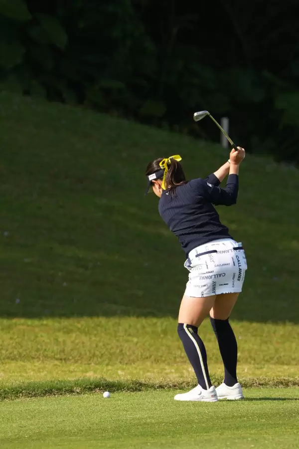 河本結のアイアンスイング（斜め前方）連続写真【2022年ダイキンオーキッドレディスゴルフトーナメント】