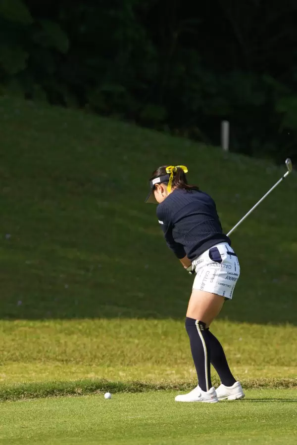 河本結のアイアンスイング（斜め前方）連続写真【2022年ダイキンオーキッドレディスゴルフトーナメント】