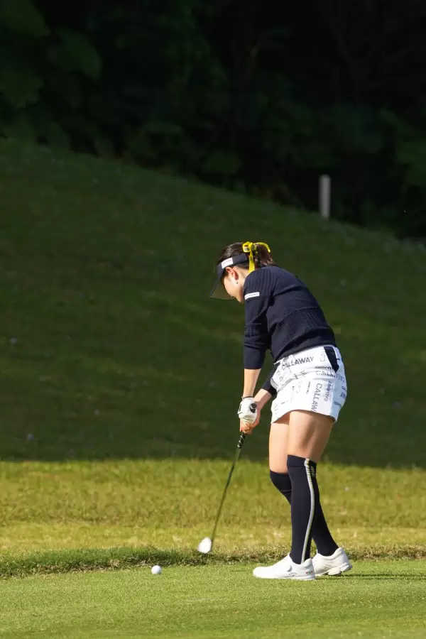 河本結のアイアンスイング（斜め前方）連続写真【2022年ダイキンオーキッドレディスゴルフトーナメント】