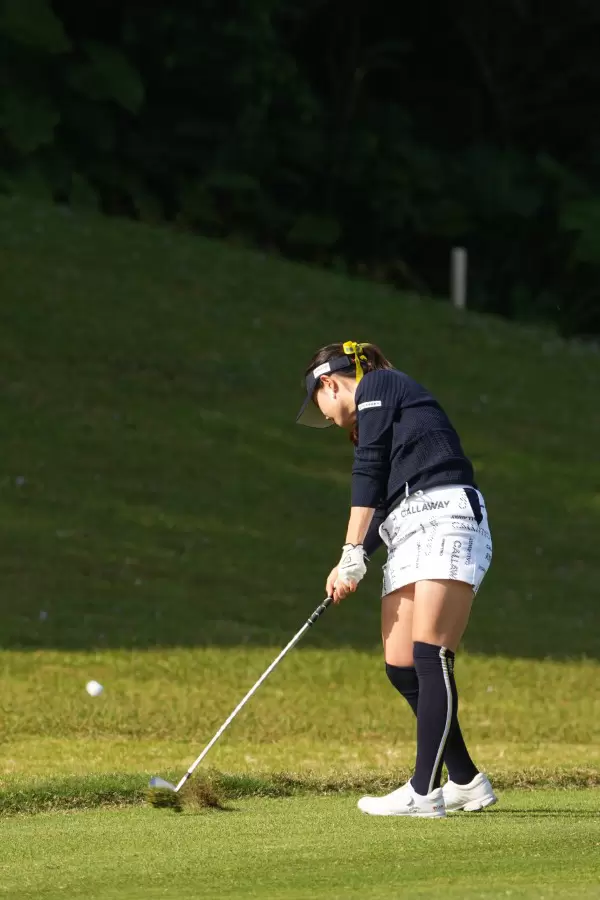 河本結のアイアンスイング（斜め前方）連続写真【2022年ダイキンオーキッドレディスゴルフトーナメント】