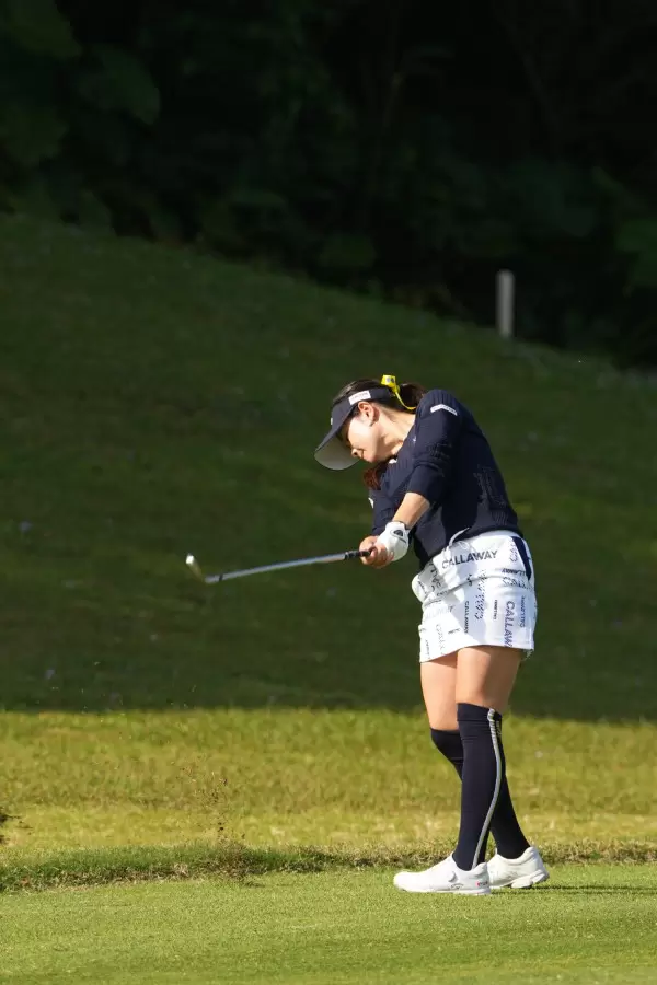 河本結のアイアンスイング（斜め前方）連続写真【2022年ダイキンオーキッドレディスゴルフトーナメント】