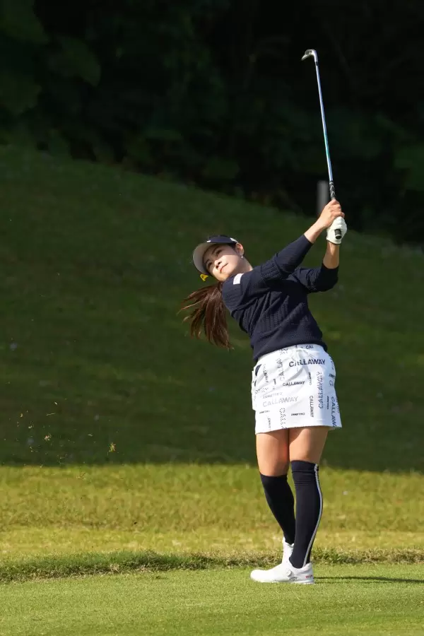 河本結のアイアンスイング（斜め前方）連続写真【2022年ダイキンオーキッドレディスゴルフトーナメント】