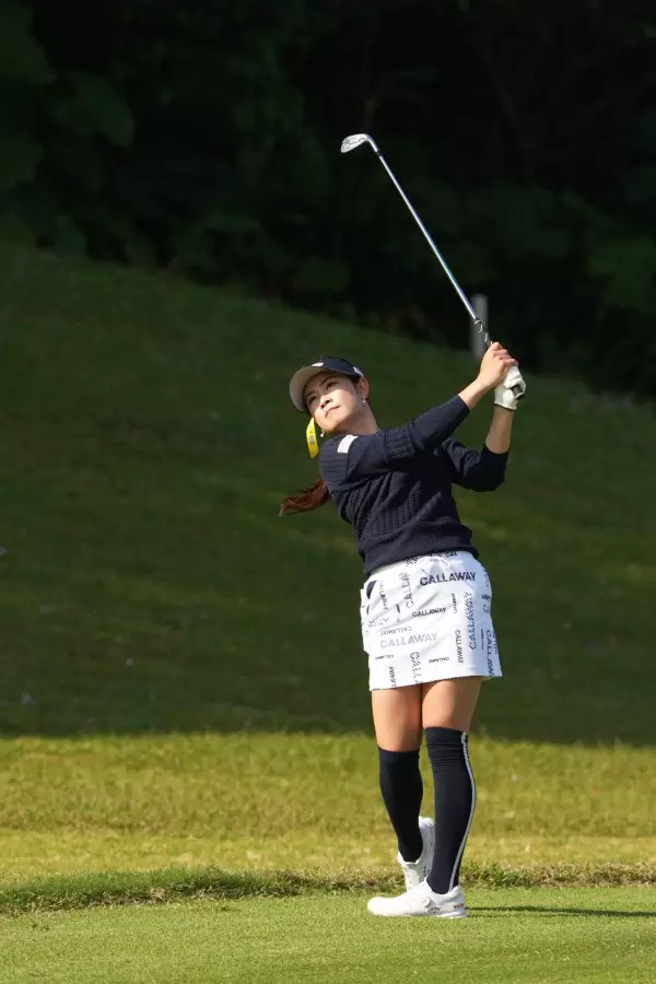 河本結のアイアンスイング（斜め前方）連続写真【2022年ダイキンオーキッドレディスゴルフトーナメント】