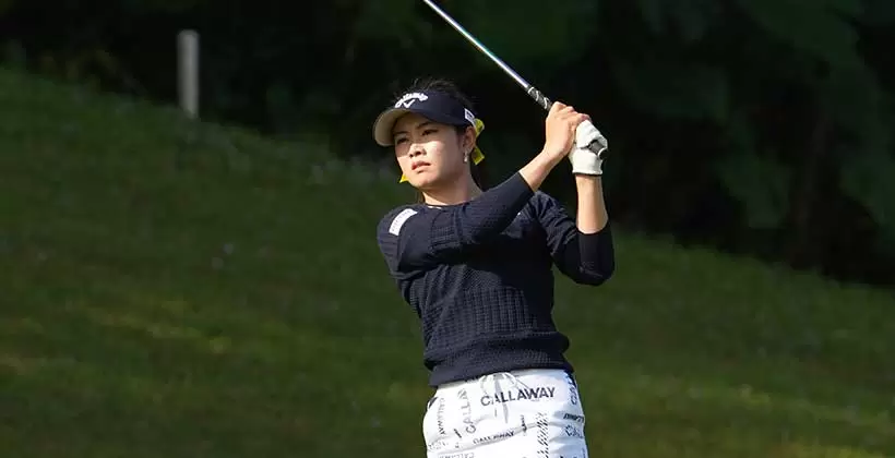 河本結のアイアンスイング（斜め前方）連続写真【2022年ダイキンオーキッドレディスゴルフトーナメント】