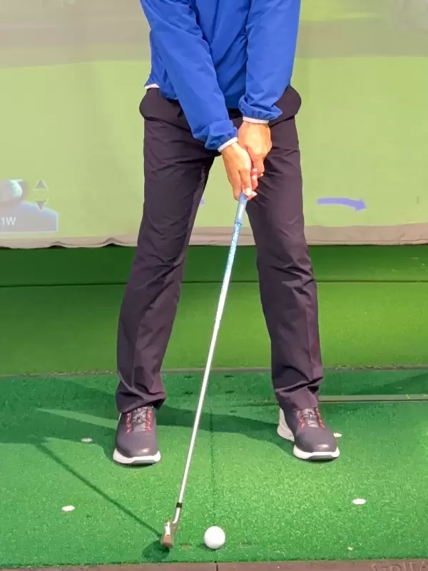 ボールをスタンス中央に置くとダウンブローで打ちやすくなります