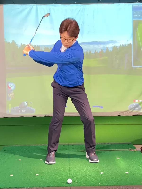 ダウンスイングは下半身リードで行うことが大切です