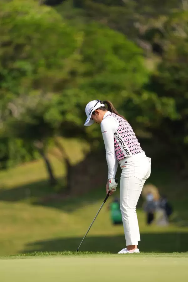 稲見萌寧のウェッジスイング（アプローチ）連続写真【2022年ダイキンオーキッドレディスゴルフトーナメント】