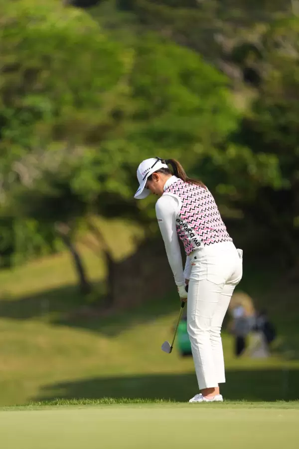 稲見萌寧のウェッジスイング（アプローチ）連続写真【2022年ダイキンオーキッドレディスゴルフトーナメント】