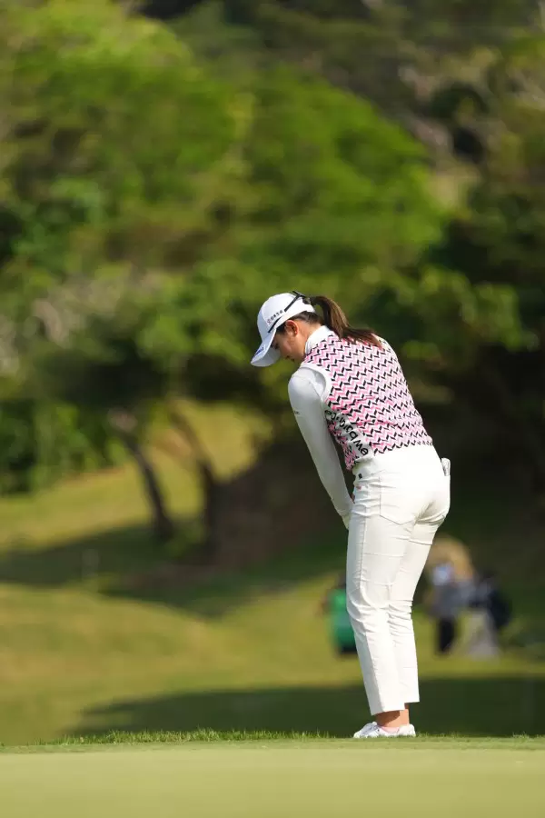 稲見萌寧のウェッジスイング（アプローチ）連続写真【2022年ダイキンオーキッドレディスゴルフトーナメント】