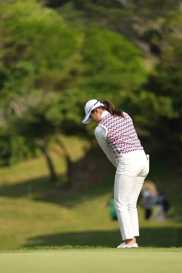 稲見萌寧のウェッジスイング（アプローチ）連続写真【2022年ダイキンオーキッドレディスゴルフトーナメント】