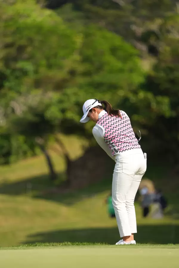 稲見萌寧のウェッジスイング（アプローチ）連続写真【2022年ダイキンオーキッドレディスゴルフトーナメント】
