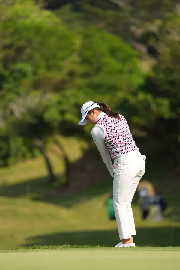 稲見萌寧のウェッジスイング（アプローチ）連続写真【2022年ダイキンオーキッドレディスゴルフトーナメント】