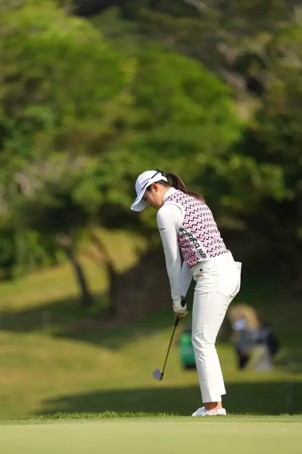 稲見萌寧のウェッジスイング（アプローチ）連続写真【2022年ダイキンオーキッドレディスゴルフトーナメント】