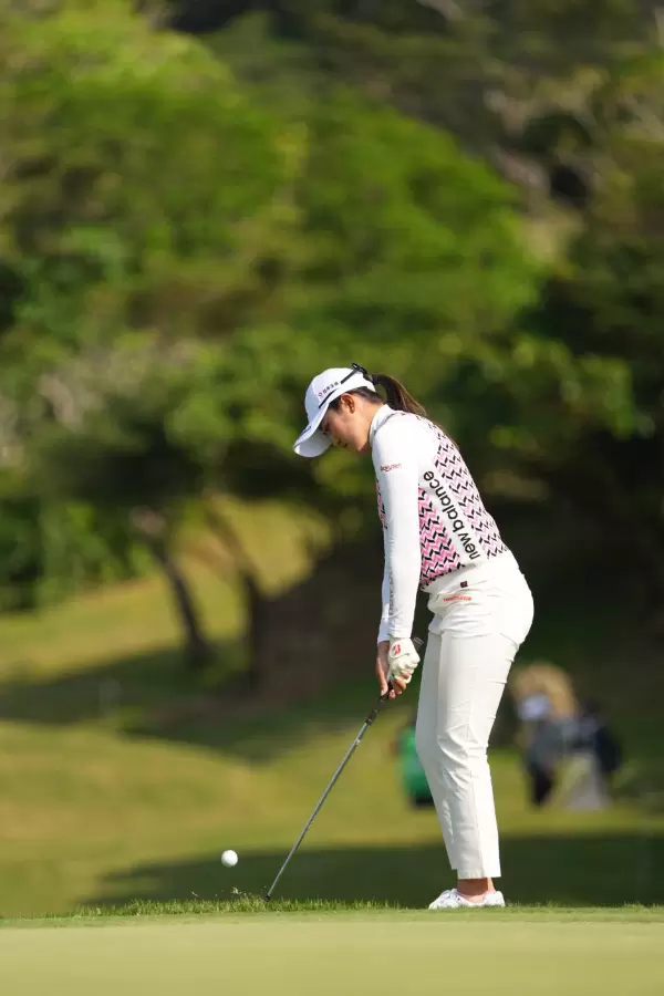 稲見萌寧のウェッジスイング（アプローチ）連続写真【2022年ダイキンオーキッドレディスゴルフトーナメント】