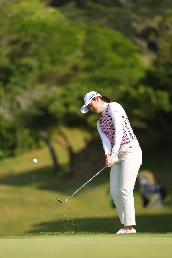 稲見萌寧のウェッジスイング（アプローチ）連続写真【2022年ダイキンオーキッドレディスゴルフトーナメント】