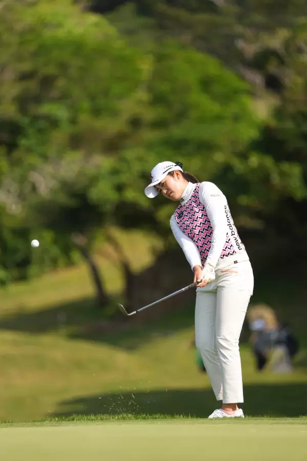 稲見萌寧のウェッジスイング（アプローチ）連続写真【2022年ダイキンオーキッドレディスゴルフトーナメント】